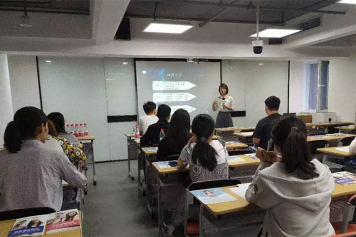 上海溢思教育老师教学场景