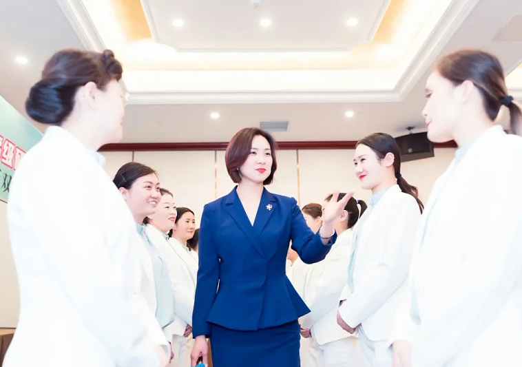 女性职业发展新路径：解析礼仪培训领域六大核心竞争力