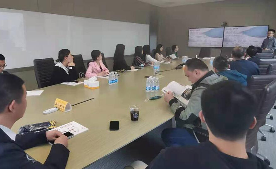 中外教师开会