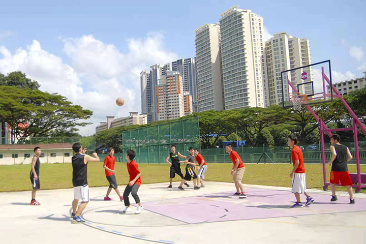 英国赫瑞瓦特大学篮球场上的学员