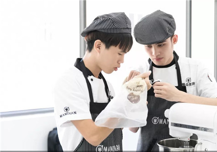 烘焙新手的蜕变之路：从黑暗料理到专业作品