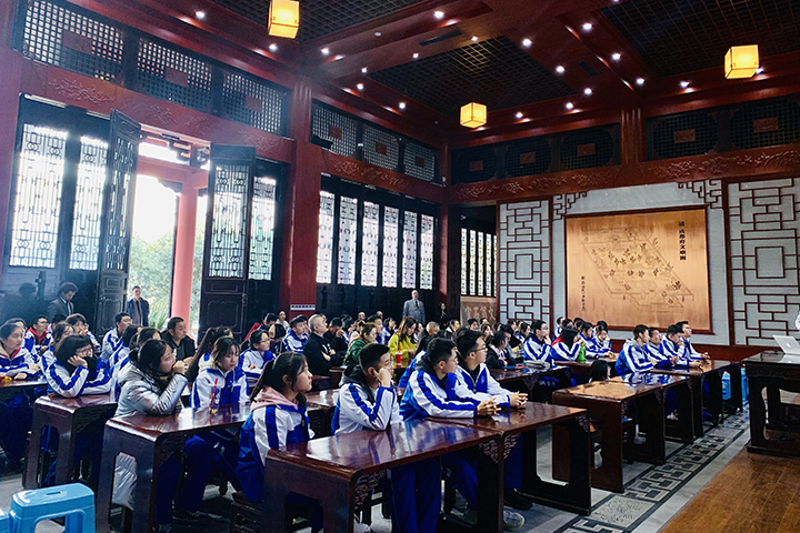 石室中学的上课学生