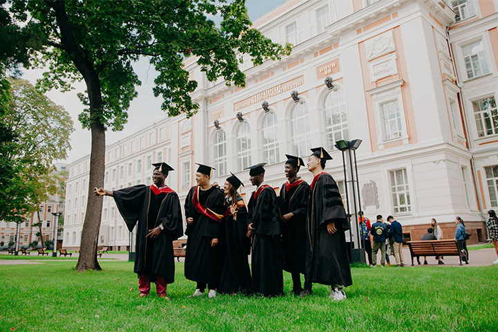 俄罗斯交通大学毕业学员合影