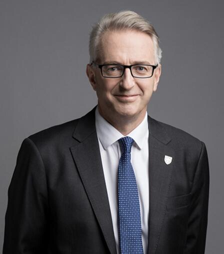 Dr.Robert Holro