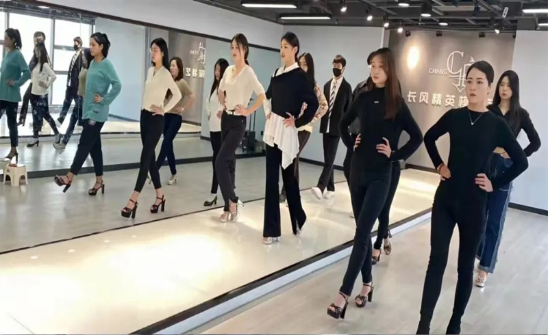 模特形体训练现场