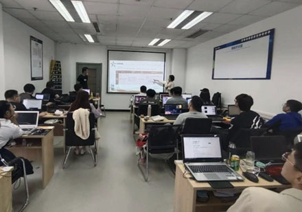 校区学员上课学习场景展示