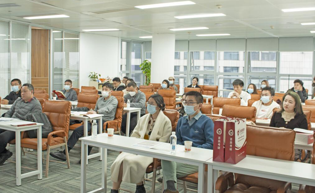 学员认真上课中