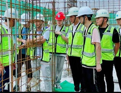 老师与学员工程实地勘察现场