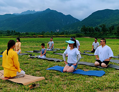 学校老师学员户外上课场景