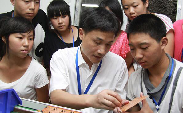 重庆机电工程高级技工学校学生上课中