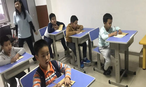 学校孩子上课场景展示