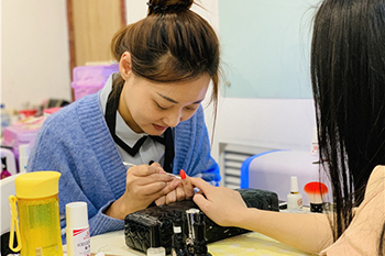 郑州金善化妆学校美甲实训