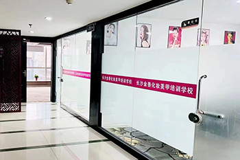 郑州金善化妆学校室外走廊环境