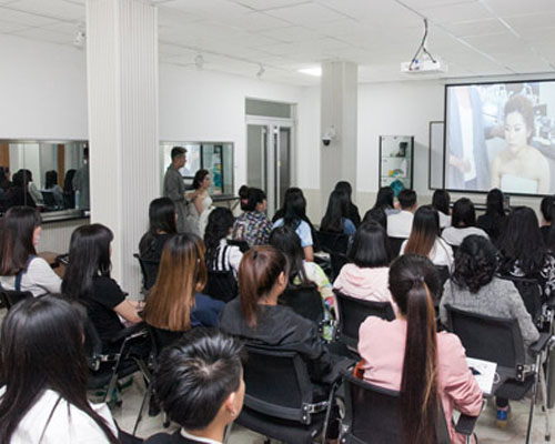 牛燕学员上美发课现场展示.