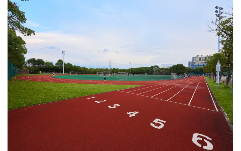 學校操場跑道環(huán)境