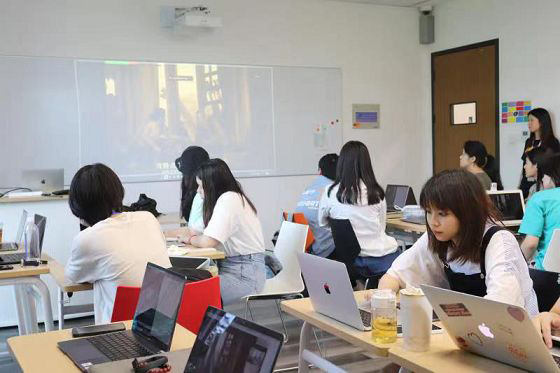 认真自习的学生