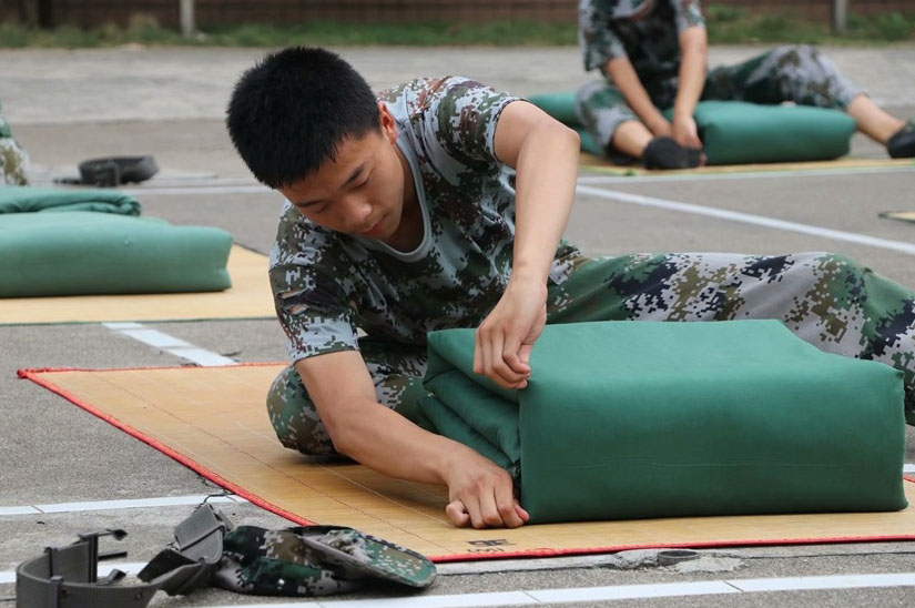 学员叠被子训练场景