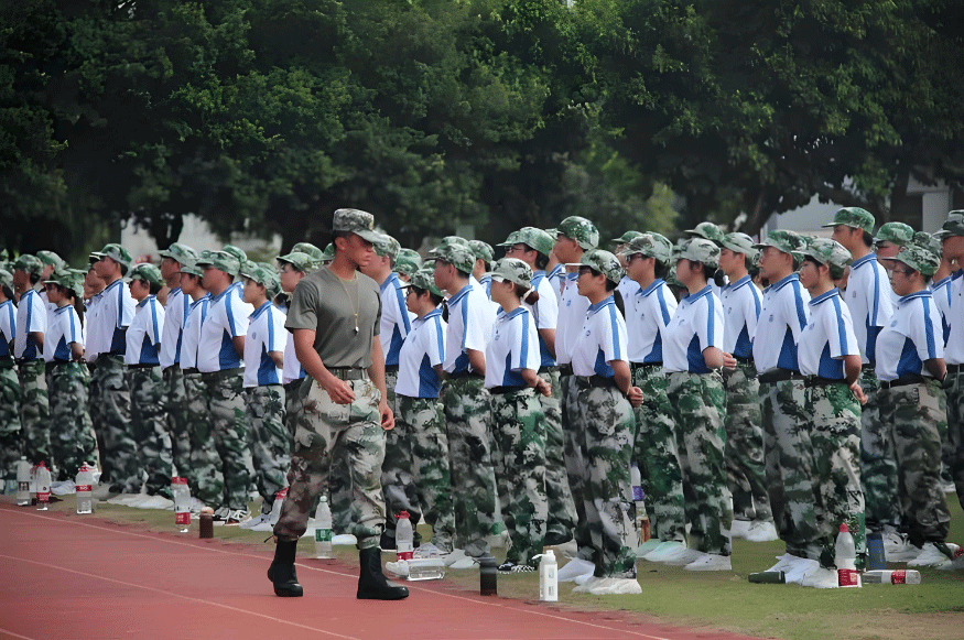 开学军训