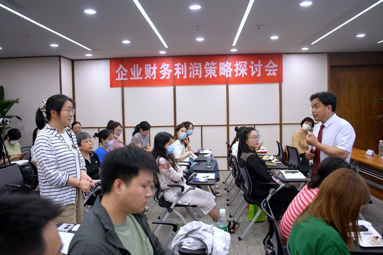 深圳仁和会计学员参加企业财务利润探讨会