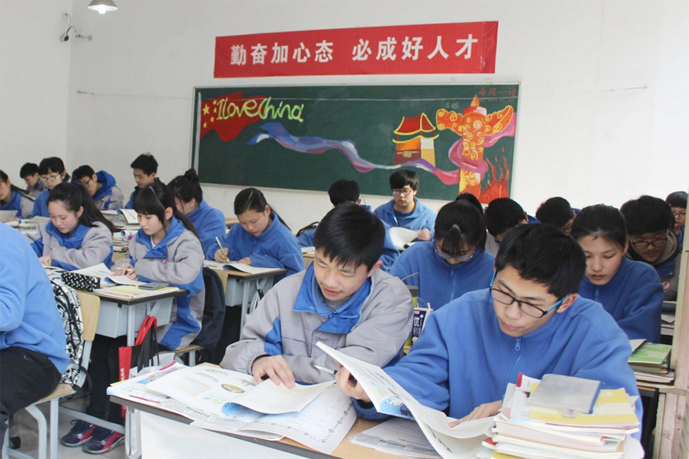 认真的学生相册