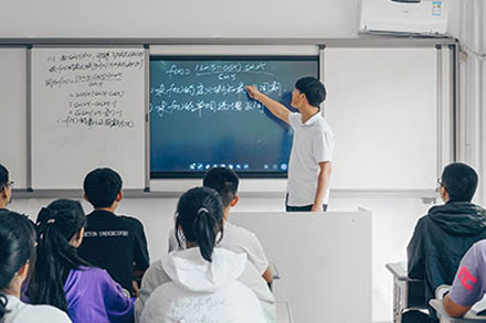 鼎甲学校老师学员上课场景展示