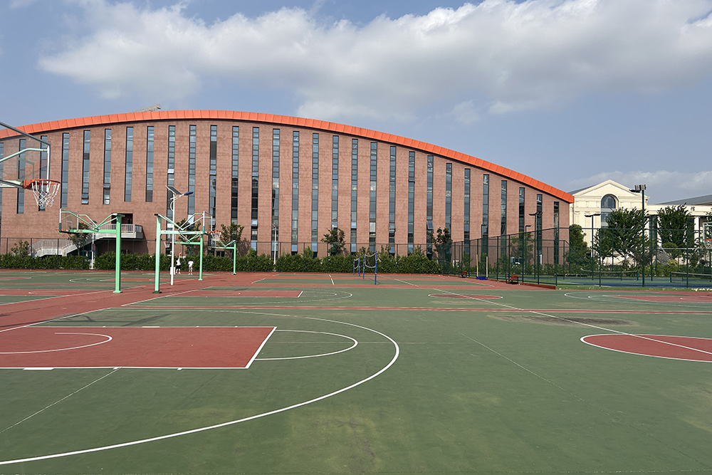 学校篮球场环境