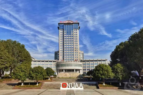 高大的建筑环境