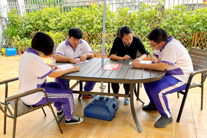 广州重本紫藤老师给学生课后辅导图片