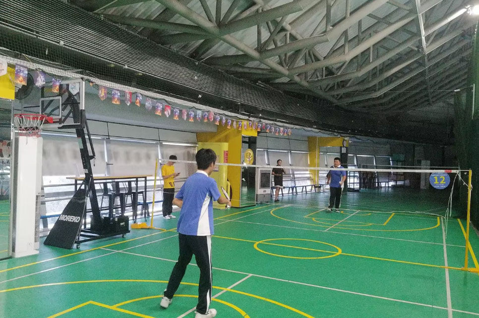 学校羽毛球场环境