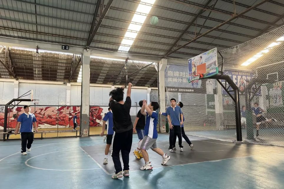 学校篮球场环境