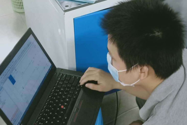 认真的学生相册