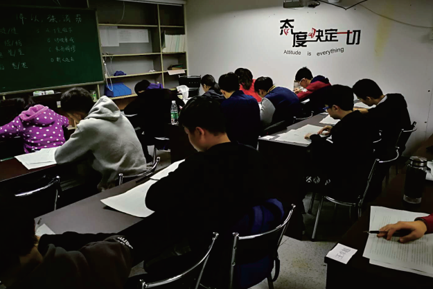 认真的学生相册
