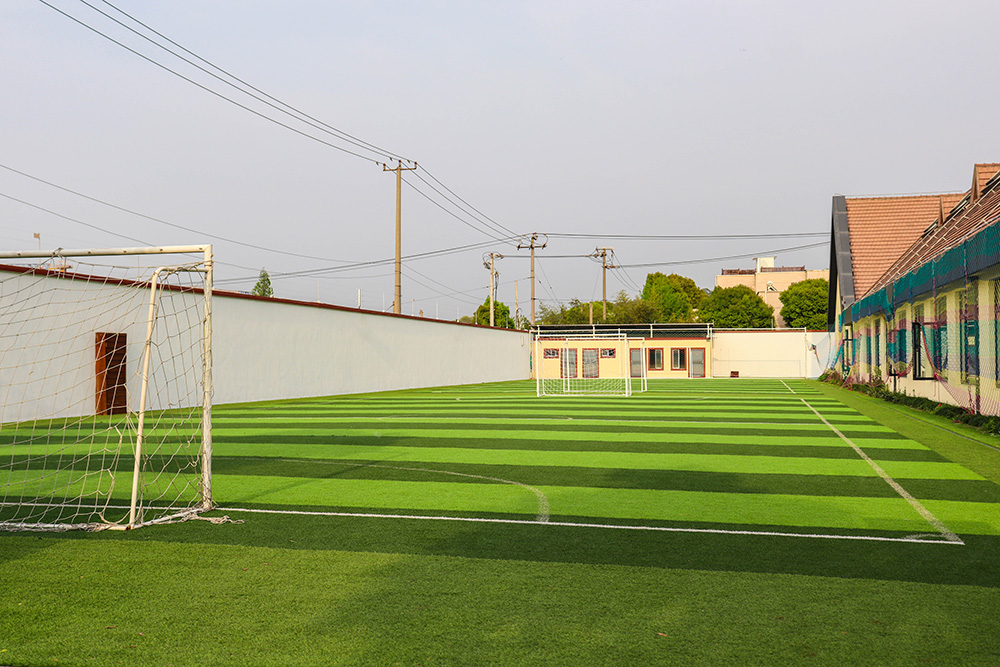 學(xué)校足球場(chǎng)環(huán)境