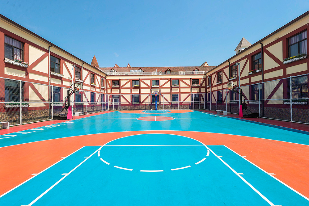 學(xué)校籃球場(chǎng)環(huán)境