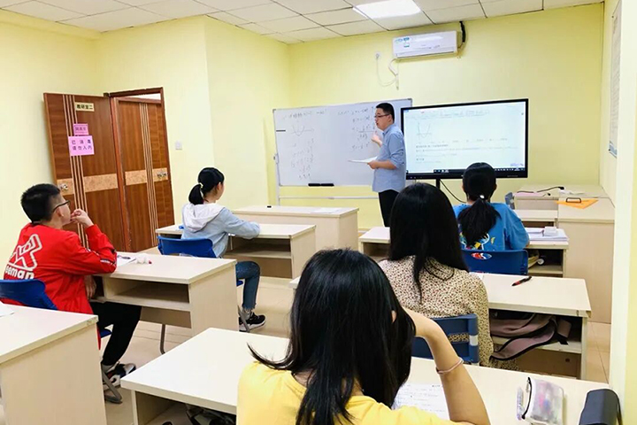 认真学习的学生
