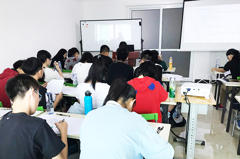 机构学生上课情景