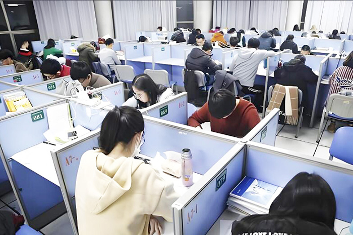 机构学生自习情景