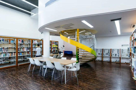 学校图书馆环境