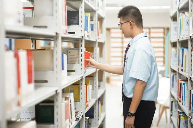 学校图书馆环境
